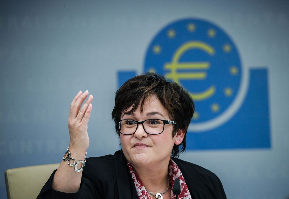 La tedesca, uno dei membri falchi del board, Sabine Lautenschläger aveva detto in pasato che la Bce non puỏ continuare ad aiutare i paesi fiscalmente irresponsabili.